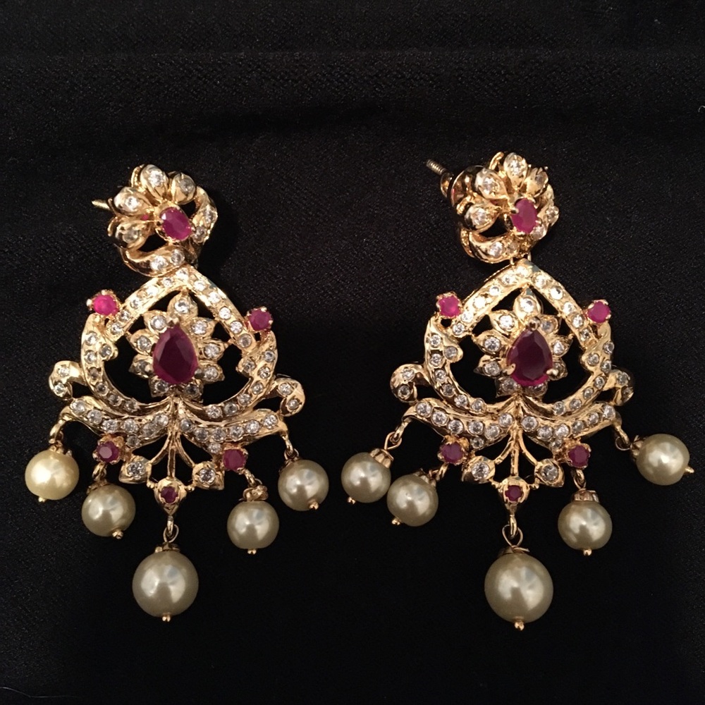Pair of earrings with faux rubies and pearls